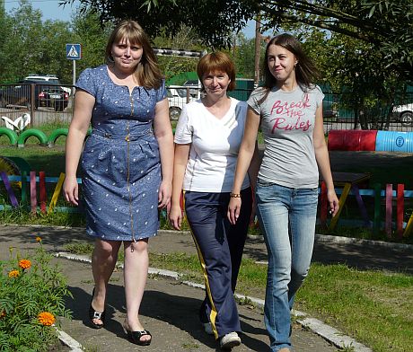 Анна Блищ, Ольга Нейфельд и Евгения Надеждина – воспитатели детского сада «Радуга» с высшим педагогическим образованием, кроме того, Анна с Ольгой заканчивают в этом году Омскую гуманитарную академию. С первых дней работы девушки сумели найти подход к ребятишкам, участвуют в профессиональных конкурсах, активно включились в общественную жизнь коллектива, в котором средний возраст работников составляет всего 30 лет.