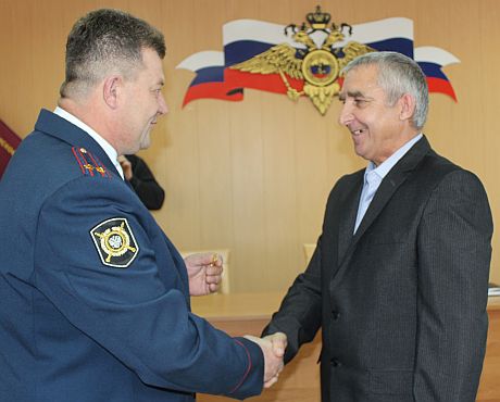 Г.А. Гуськов вручает юбилейную медаль И.И. Лутченко.