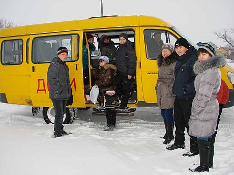 Ежедневно 13 ребятишек из Юнино на новенькой «ГАЗели» совершают путешествие в школу и обратно.
