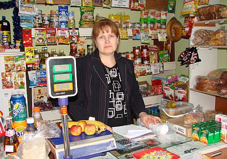 Все, что не вырастишь на огороде, можно купить в магазине предпринимателя Веры Полоцкой. Она сама же здесь и продавец. Хлеб и печенье, сладости и фрукты пользуются неизменным спросом у жителей деревни.