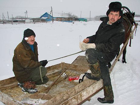 Работники фермы Сергей Бессонов и Хаир Кинжалин – пессимисты: «Воды в деревне нет, дороги плохие, и нет надежд, что все изменится к лучшему».