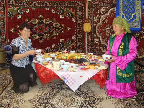 Ковры и щедрый достархан - главные украшения казахского жилья.