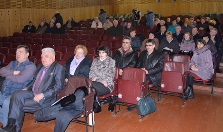 Не более четырех десятков жителей Солнцевки пришли обсудить проблемы поселения.