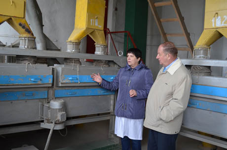 Заведующая лабораторией Л.А. Клинг объяснила принцип работы оборудования главе городского поселения Н.П. Илюшкину.