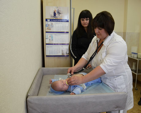 Выпускница Омской медакадемии врач-педиатр Любовь Васильевна Бирюкова уже двадцать лет помогает восстанавливать и сохранять здоровье ребятишкам – от самых маленьких до старшеклассников. В преддверии профессионального праздника она передает поздравления и добрые пожелания коллегам, а своим маленьким пациентам, их родителям, и всем исилькульцам желает доброго здоровья.