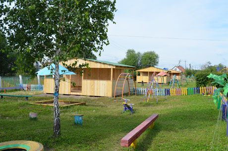 Три больших беседки (на две группы каждая) появились на территории детского сада № 8. «Прежние сооружения были признаны аварийными, - поясняет директор Марина Кодаш. – И по ходатайству Управления образования нам были выделены средства из районного бюджета на строительство новых».