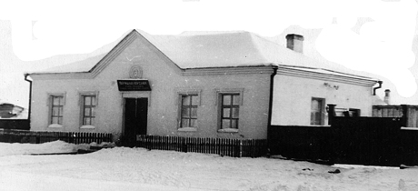 В этом здании по ул. Советской сейчас размещается кафе «Еврохата», а в 80-х годах была парикмахерская.