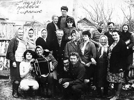 1969 год, Исилькуль, проводы в армию Юрия Чурбакова (второй справа в первом ряду).