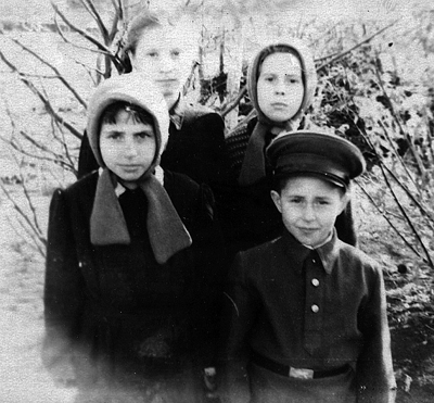 1957 год, Галя, Люда и Юра Чурбаковы в Исиль-Кульской школе-интернате.