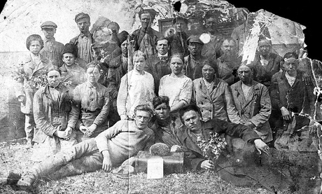 1935 год, село Украинка, полеводческая бригада. Слева во втором ряду – Ксения Анисимовна Ромащенко, мать Ю. Чурбакова.