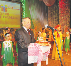 Символический каравай нового урожая вручен главе муниципального района В.Г. Сусленко.