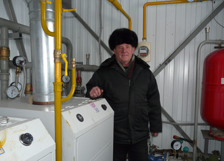 Для работы на модульной котельной детского сада «Малыш» оператор Алексей Петрович Сулимов два месяца проходил обучение.