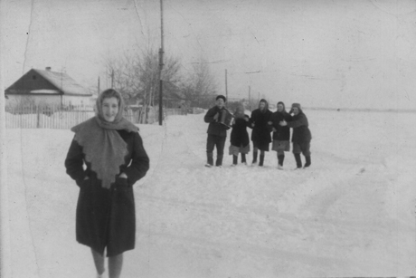 Вечеринка в честь бракосочетания Валентины и Геннадия Ястрежембовских. Улица Некрасова, 1964 год, молодая жена на переднем плане, муж фотографирует.