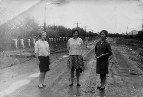 На улице Партизанской, возле школы № 2, подруги Валентина Самойлова, Тамара Сагайдак и Роза Бондаренко, 1964 г.
