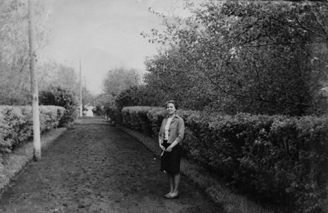 Валентина Самойлова на аллее Исилькульского горсада, июль 1964 года.