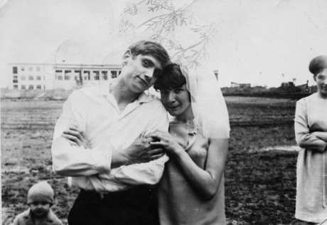 Молодожены Павел и Тамара Саванчук (сестра Валентины Михайловны) на фоне строящейся школы № 4, 1965-й год.