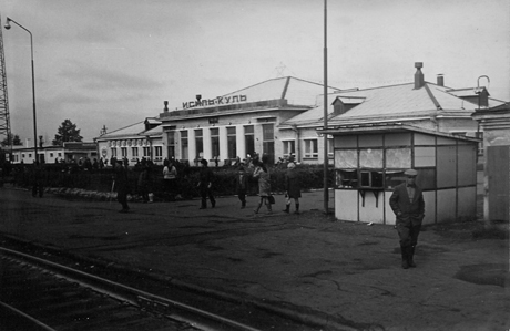 Перрон и вокзал ст. Исиль-Куль, 1976 г.