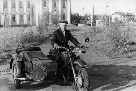 Семен Андреевич Морозов на мотоцикле встречает на вокзале гостей, 1976 год.