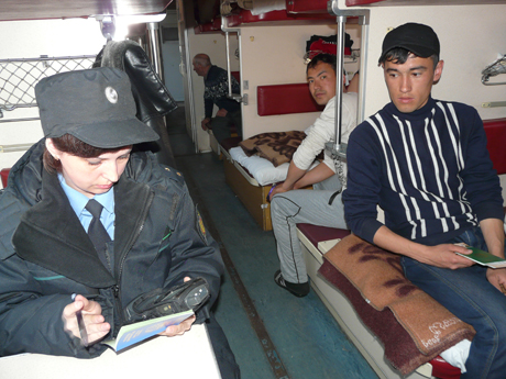 Только в двух вагонах поезда № 12 сообщением Челябинск-Чита, осмотренных пограничниками 16 апреля в присутствии журналистов на станции Исилькуль, транзитом ехали около 70 граждан Узбекистана. Один из них был снят с поезда, так как въезд в Россию ему закрыт.