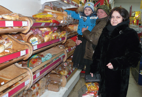 На фото: В семье Шабариных хлебные предпочтения самые разные: мама с сыном любят пышные батоны, папа ест только плотный серый, без крошек, а дедушке больше нравятся лаваши и лепешки. Поэтому хлеб они покупают в супермаркете, где и выбор большой, и берут его заодно с другими продуктами.