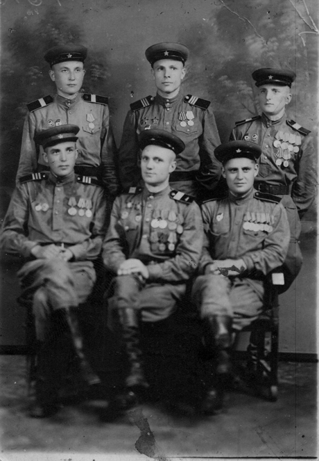1946 г., Порт-Артур, Иван Кузьмич Войтов (стоит справа) с однополчанами.