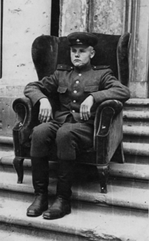 На ступенях рейхстага Филипп Войтов, 1945 г.