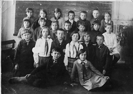 Писать стихи Лениза Ворсина (в центре) начала еще школьницей.