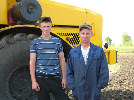 Почерпнув немало полезных навыков от отца, Юрия Федоровича Черненко, всю жизнь проработавшего механизатором, Андрей Юрьевич теперь передает свой опыт сыну Юрию – третьекурснику Исилькульского профессионально-педагогического колледжа. Вместе они работали на посеве зерновых, а сейчас обрабатывают пары на Северном отделении ФГУП «Боевое».