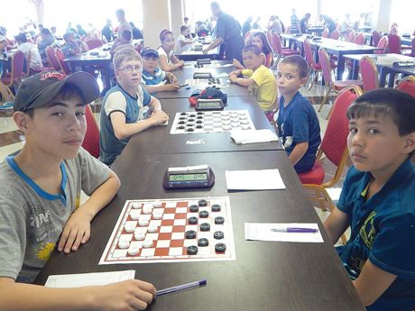 За досками слева исилькульские шашисты: Санат Исимов, Антон Храпатый, Нияз Ибраев, Орынгуль Дюсекеева.