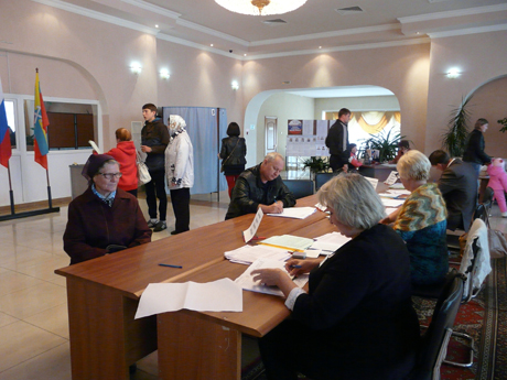 На избирательном участке, расположенном во Дворце культуры им. В.В. Радула, в середине дня 13 сентября было многолюдно.
