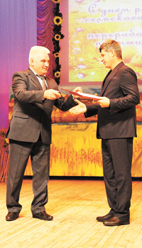 Награду за победу в районном соревновании по всему комплексу полевых работ принимает и.о. директора ФГУП «Боевое» А.Л. Пристаюк.