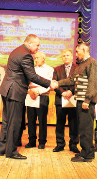 Благодарственные письма Минсельхозпрода РФ и грамоты областного Правительства вручает В.В. Куприянов.