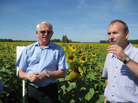Зам. министра регионального Минсельхозпрода Н.П. Дранкович с директором станции И.А. Лошкомойниковым на межобластном семинаре по выращиванию масличных культур.