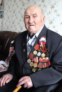 Л.Ф. Скосырских принимал поздравления при полном параде.